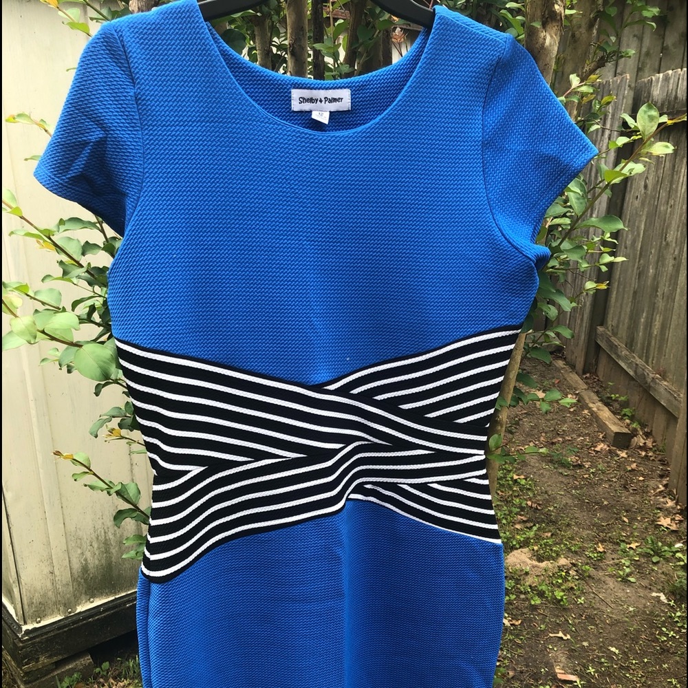 SOLD Dress hug those curves